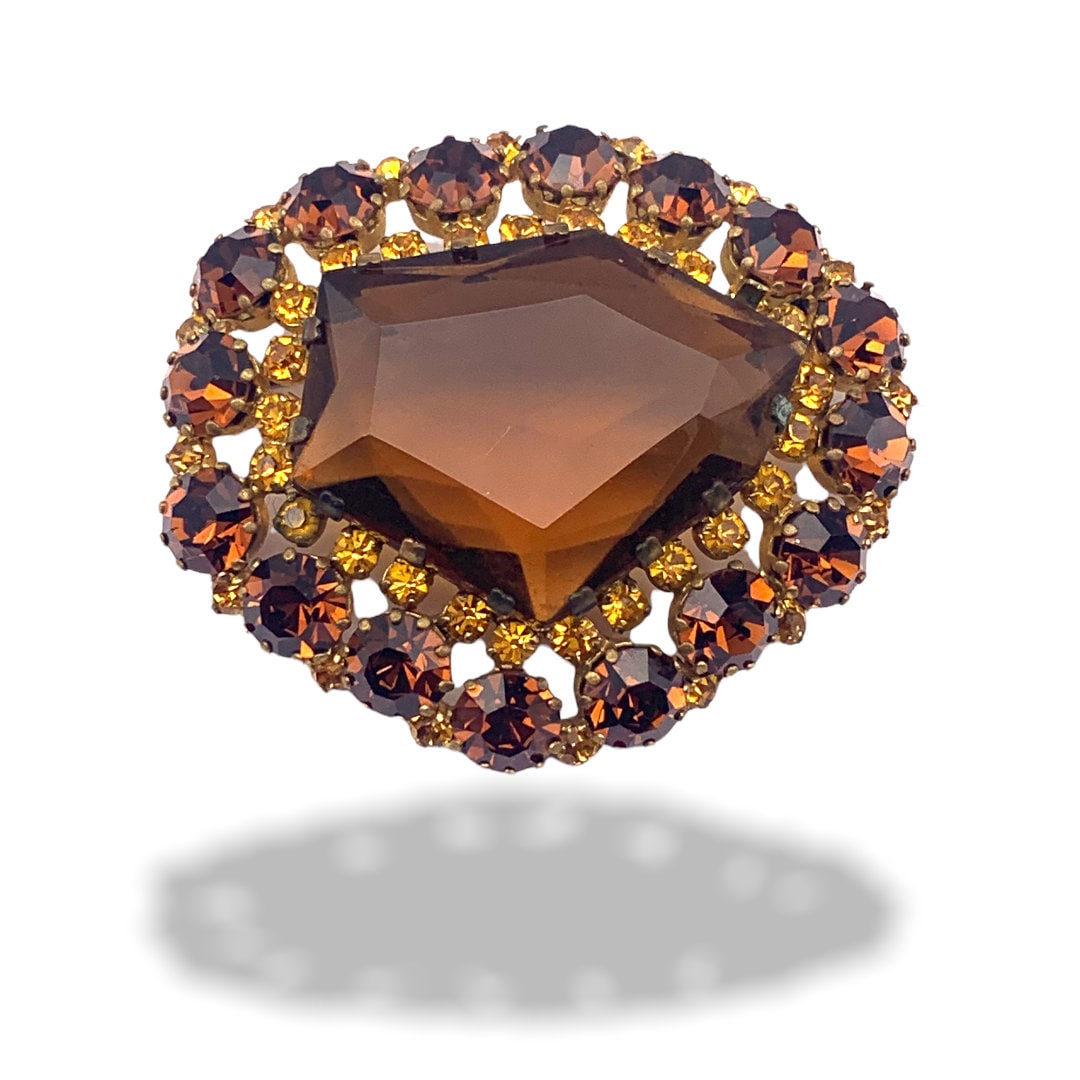 1950Er Jahre Brosche Glänzend Mit Grossem Topas Braunem Rückseitig Offenem Stein Umrahmt Von Honig Und Bernstein Chatons - Art.705/5 von RAKcreations