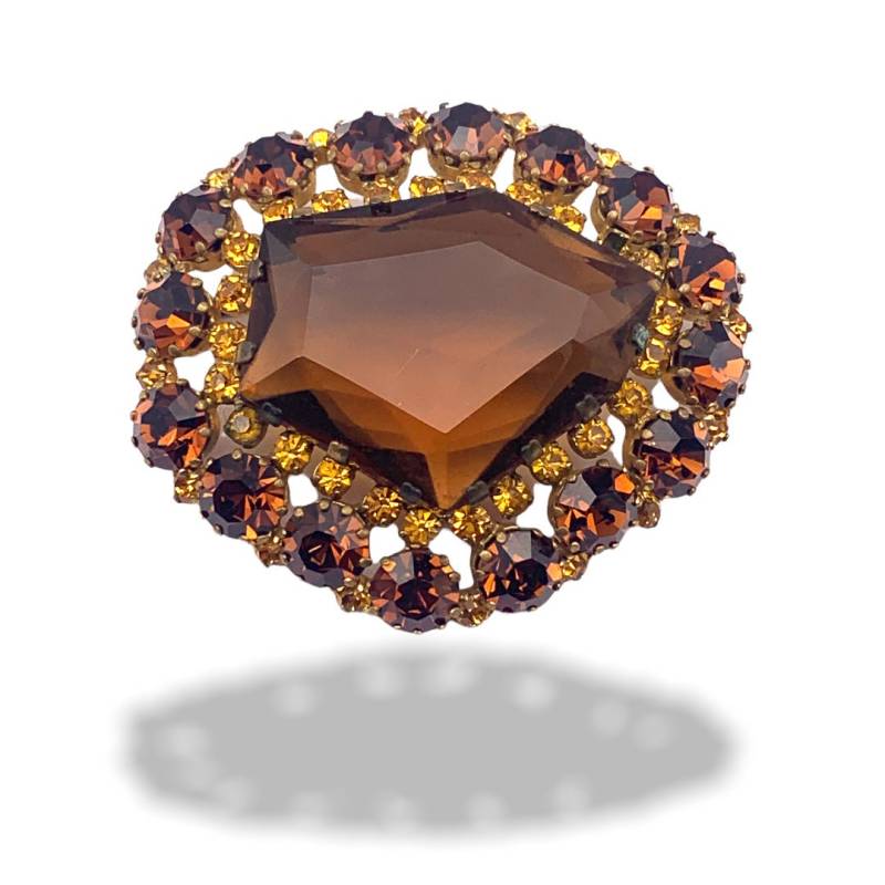 1950Er Jahre Brosche Glänzend Mit Grossem Topas Braunem Rückseitig Offenem Stein Umrahmt Von Honig Und Bernstein Chatons - Art.705/5 von RAKcreations