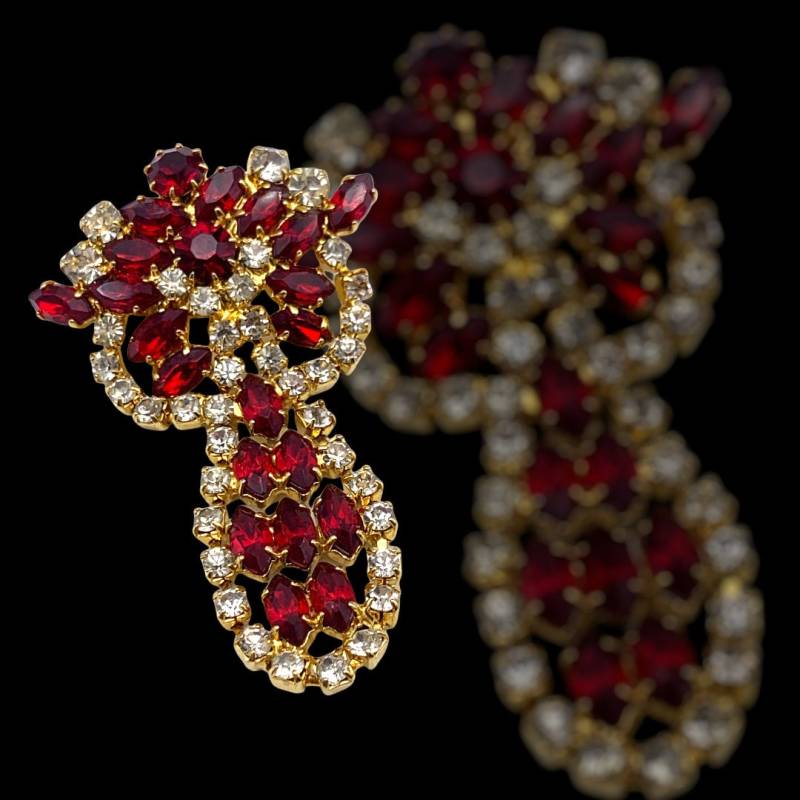 1960 Strahlend Rote Strass-Brosche - Schöne Leuchtende Funken Auf Gold-Finish-Design Und Mit Klaren Schillernden Chatons -Art.423/4 von RAKcreations