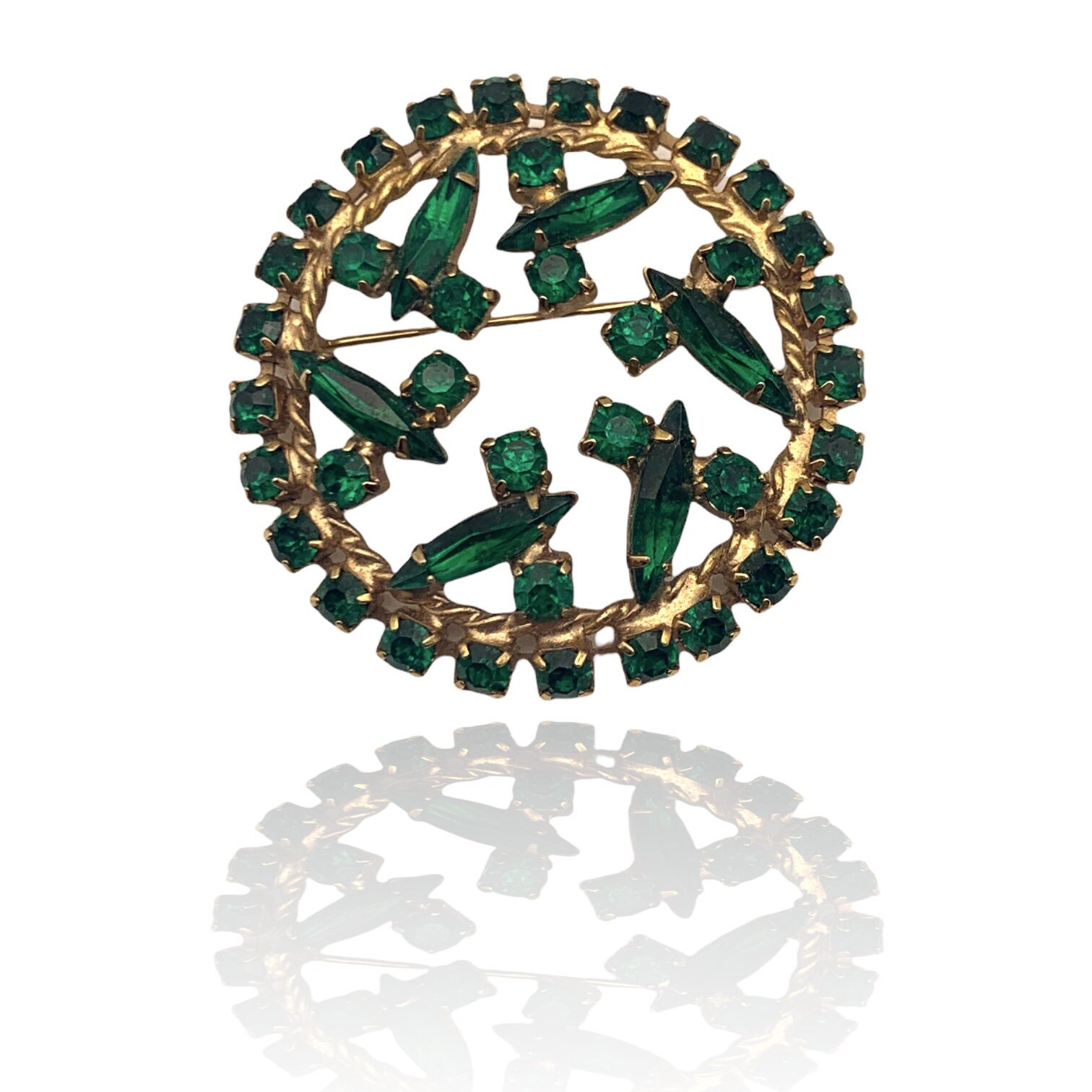 1960Er Jahre Grüne Smaragdgrüne Strassbrosche Offenes Design Mit Vielen Funken in Goldfarbener Fassung - Art.298/5 von RAKcreations