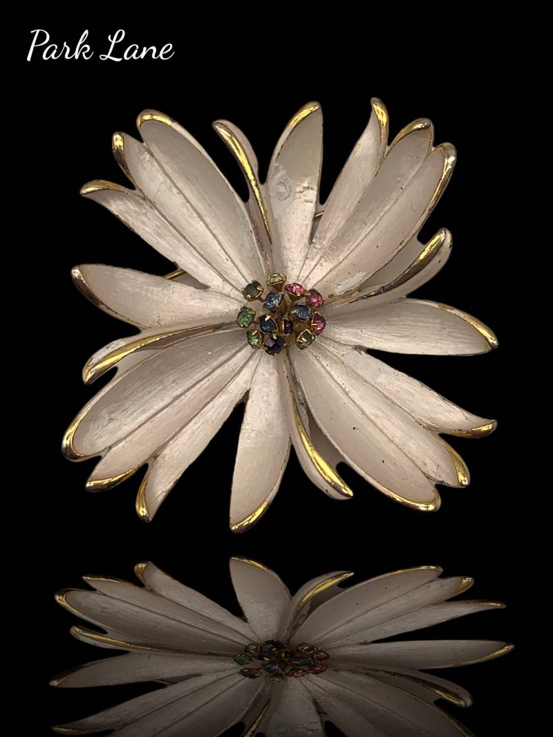 60S Vintage Große Park Lane Signiert Gold Ton Perlmutt Weiß Emaille Strass Blume Anstecknadel Brosche - Art.718/3 von RAKcreations