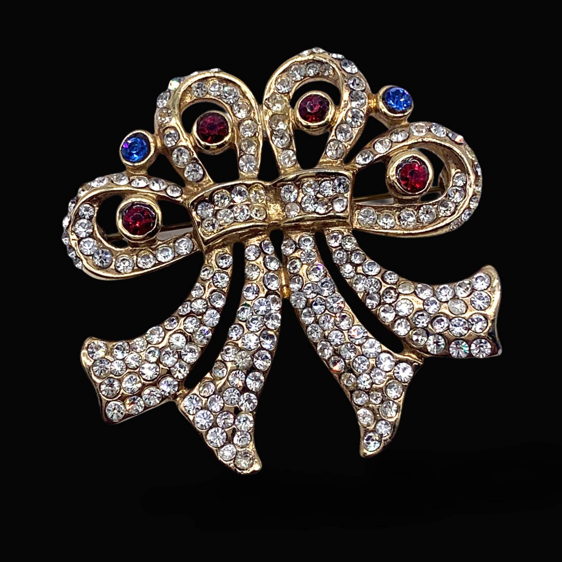 Art.250/4 - Cascio Signierte Seltene Große Schleifen Brosche Mit Klaren Strasssteinen in Schimmerndem Rubinrot von RAKcreations