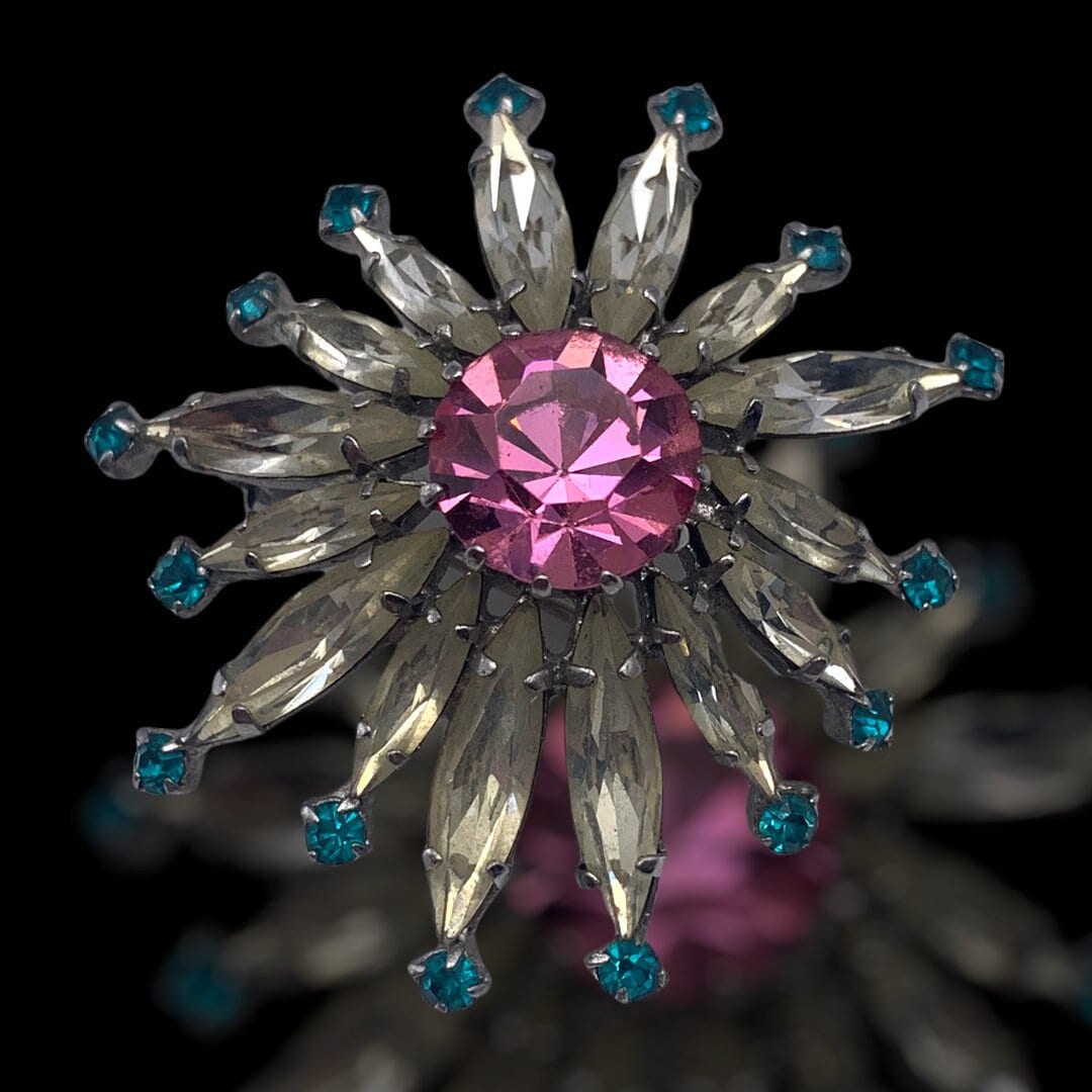 Besonders Schöne Und Funkelnde 1950Er Jahre Brosche - Hochwertige Kristalle Auf Rhodium Silber Art.453/2 von RAKcreations