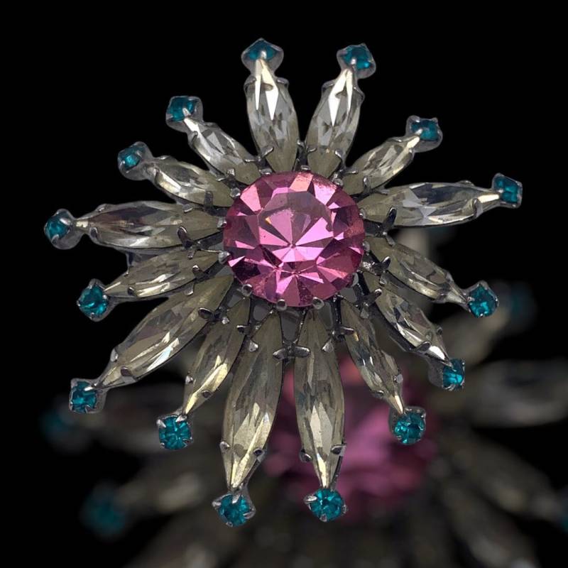 Besonders Schöne Und Funkelnde 1950Er Jahre Brosche - Hochwertige Kristalle Auf Rhodium Silber Art.453/2 von RAKcreations