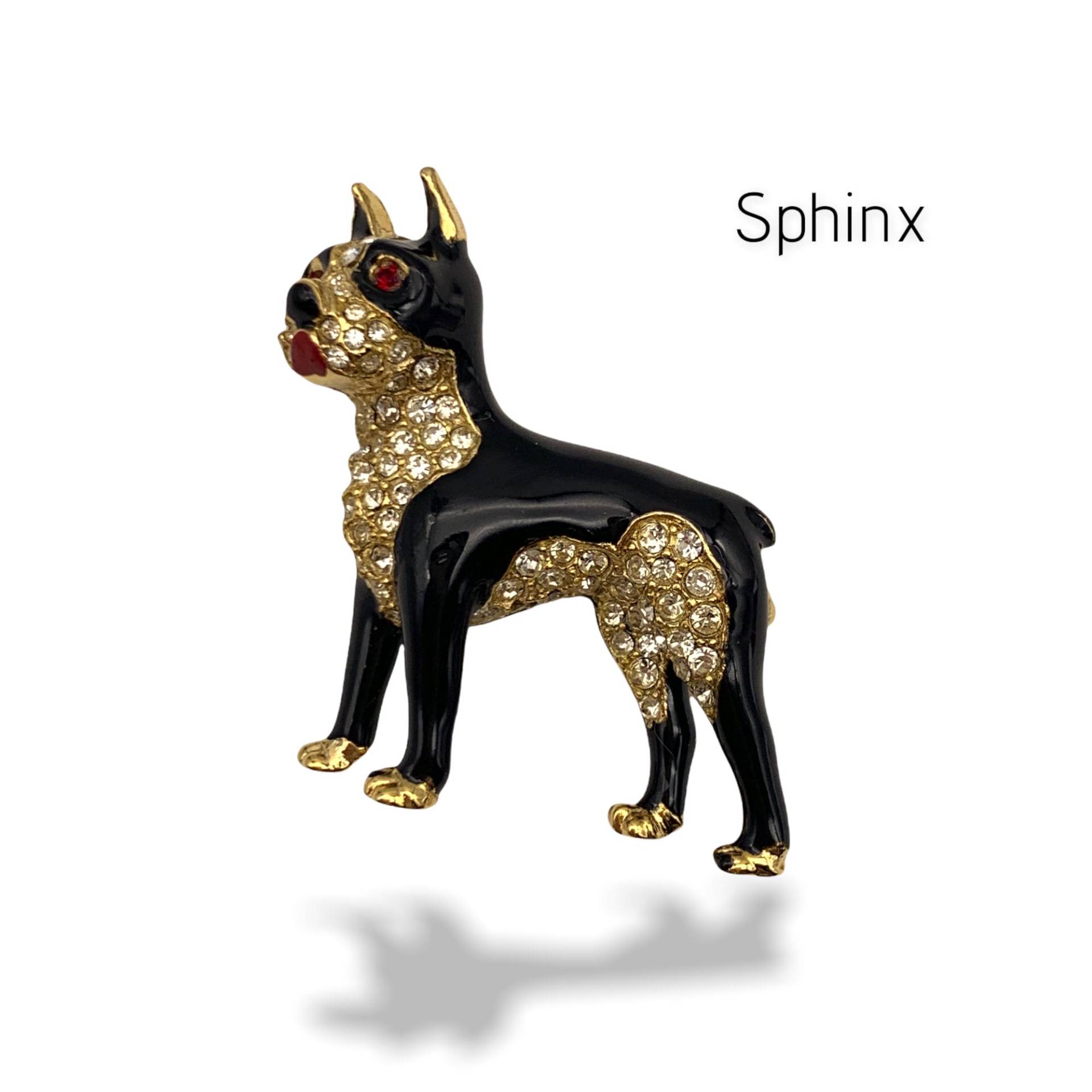 By Sphinx Of England Figürliche Hunde Brosche - Glänzend Schwarze Emaille Und Klare Strasssteine Pitbull Oder Boxer Figurale Hundebrosche Art.133/5 von RAKcreations