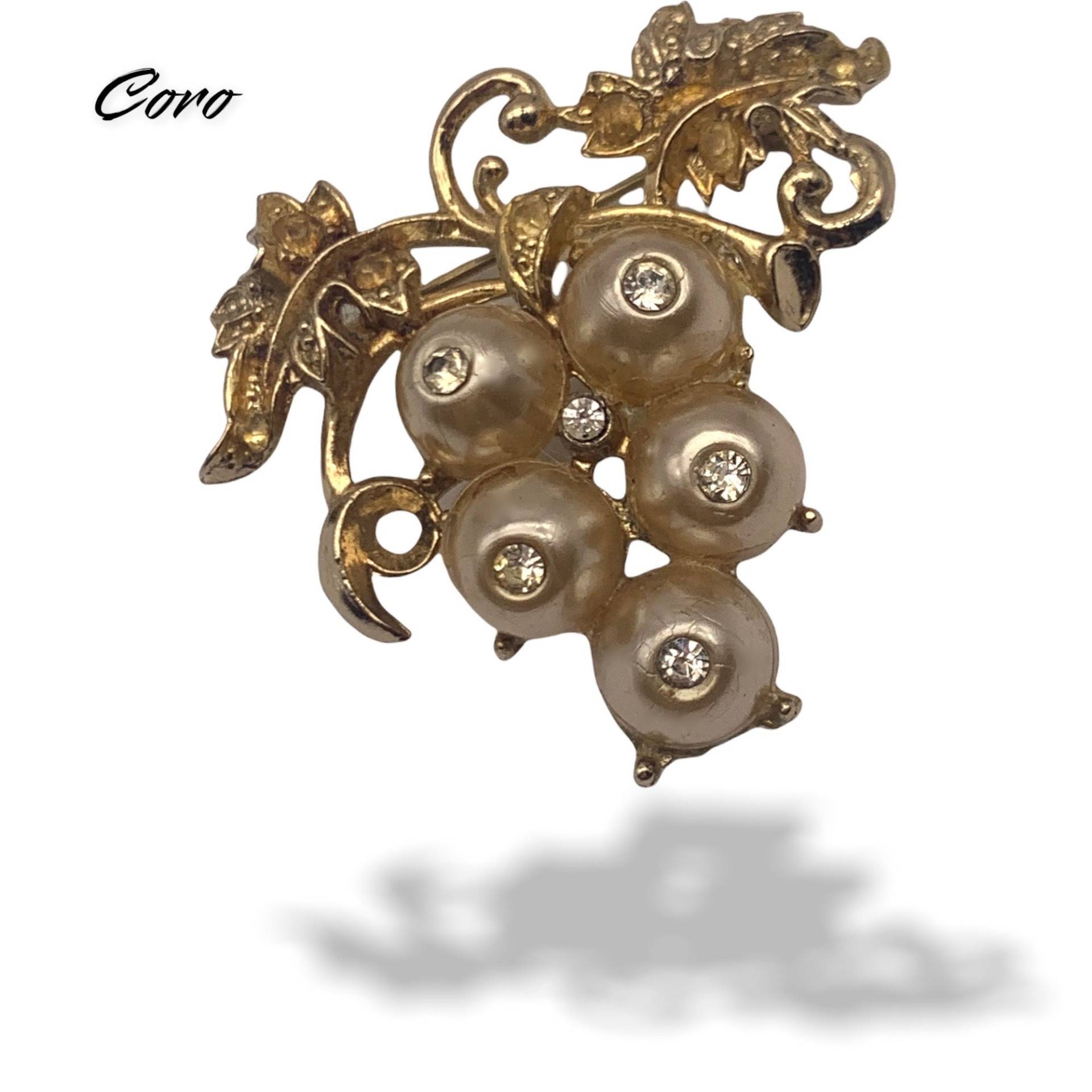 Coro Weintraube Brosche/Anstecknadel - Antike Schönheit Zum Sammeln Mit Perlen Und Kristallen Art.646/4 von RAKcreations