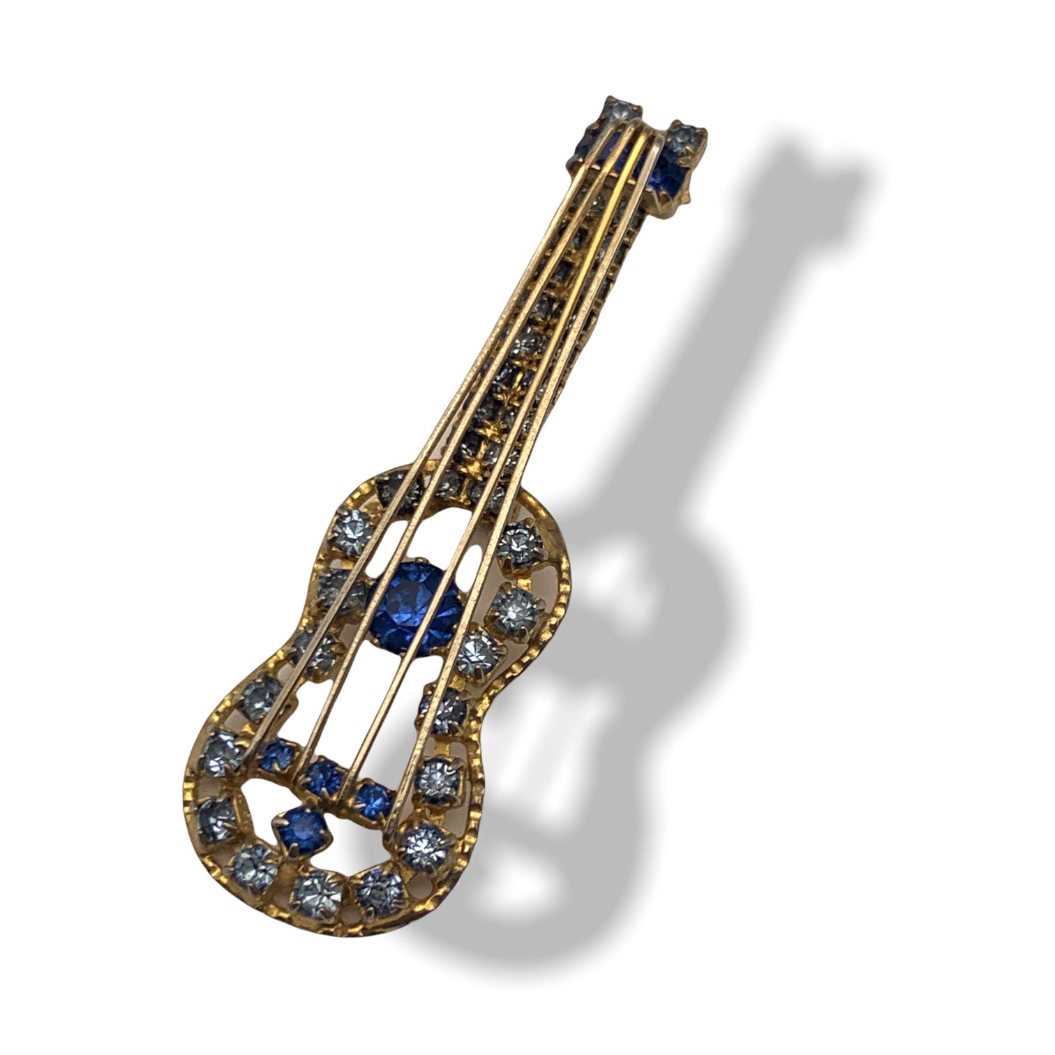 Entzückende Gitarren Brosche/Pin 1950S - Art.124/5 Funkelnde Strass Steine in Zwei Blau Schattierungen Auf Detailreichem Design von RAKcreations