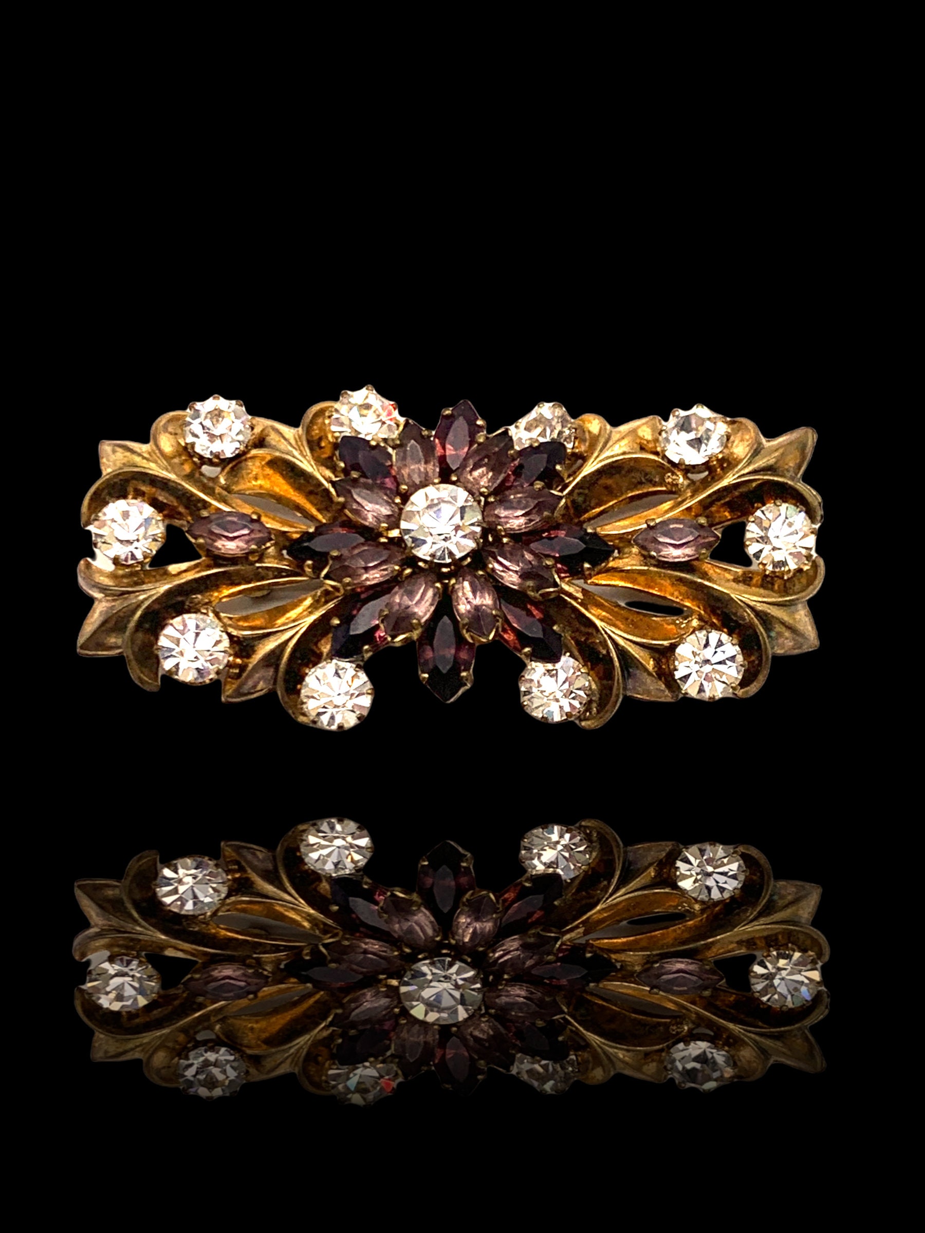 Exquisite Designer Kragenbrosche - Art.838/4 Purer Schein Klarer Steinchen & Violette Blume Platziert Auf Einem Eleganten Muster Aus Goldenen von RAKcreations