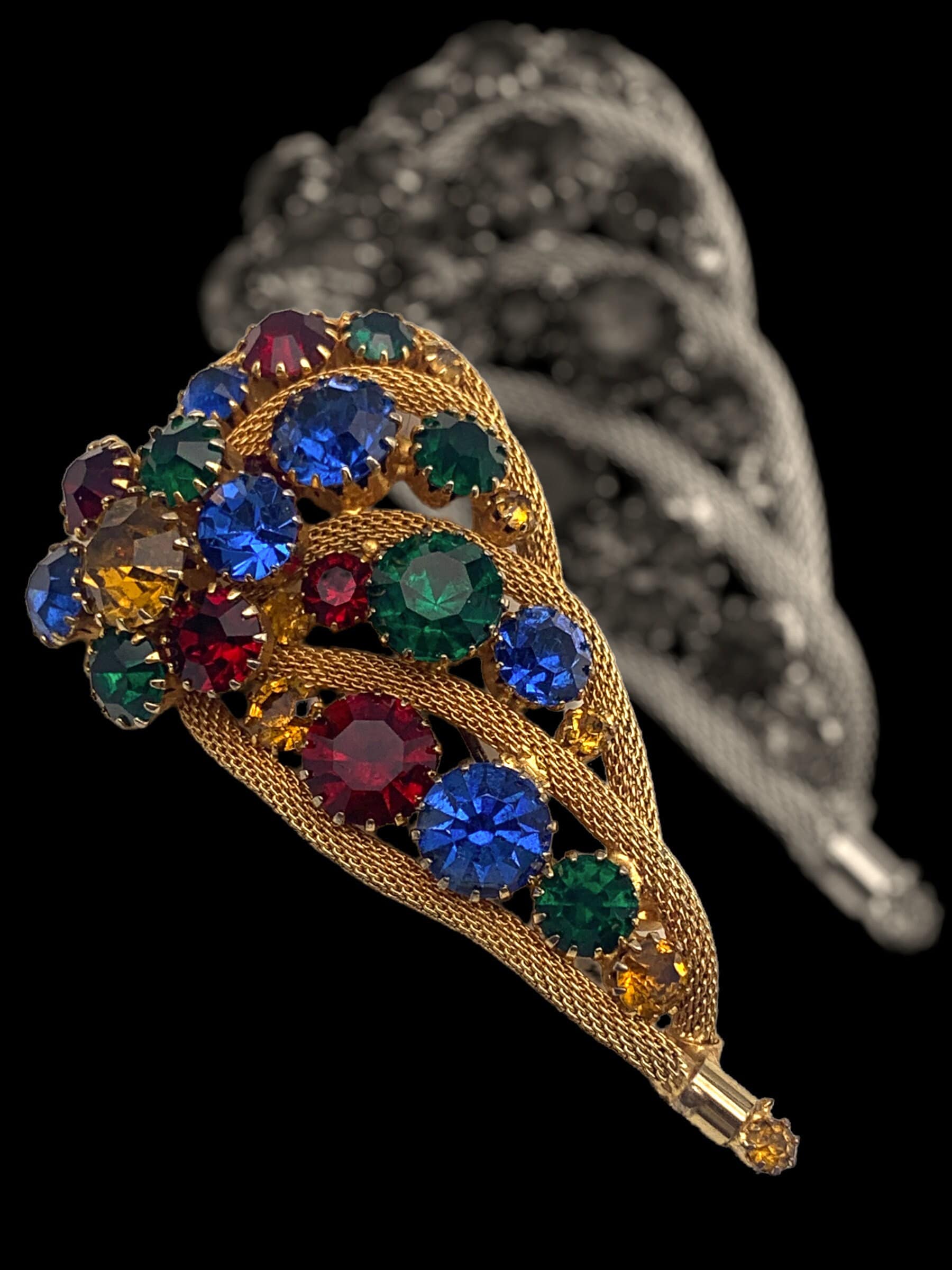 Fabelhafte Große Tropfenförmige Brosche Bereichert Mit Großen Chatons in Multi-Farben Auf Heller Netzstruktur - Art.675/5 von RAKcreations