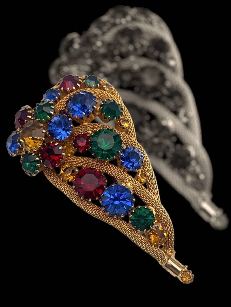 Fabelhafte Große Tropfenförmige Brosche Bereichert Mit Großen Chatons in Multi-Farben Auf Heller Netzstruktur - Art.675/5 von RAKcreations