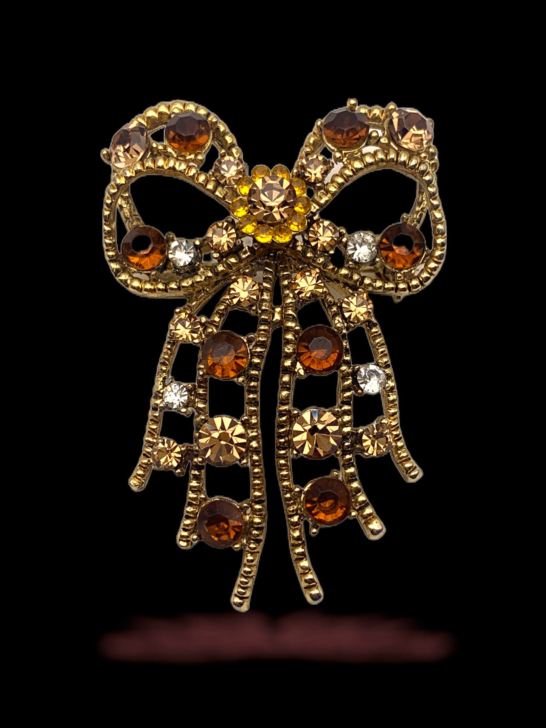 Hinreißend Hell Und Elegant Große Schleifen Förmige Brosche - Luftige Goldene Struktur Geschmückt Mit Herbstfarben Art.107/5 von RAKcreations