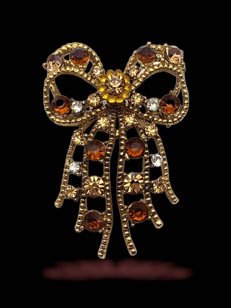 Hinreißend Hell Und Elegant Große Schleifen Förmige Brosche - Luftige Goldene Struktur Geschmückt Mit Herbstfarben Art.107/5 von RAKcreations