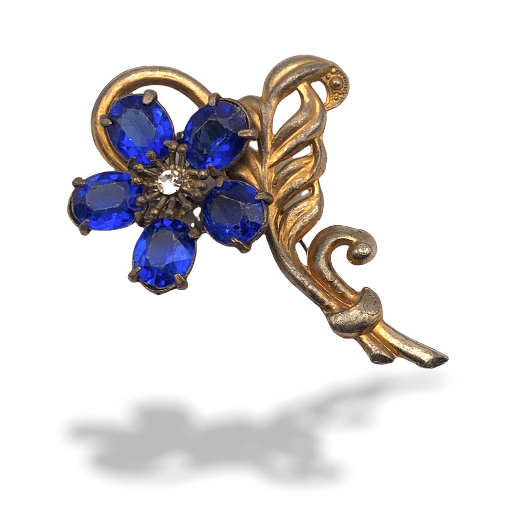 Jugendstil Blumen Brosche Königsblaue Blütenblätter Mit Blatt Süssem Goldenen Rundungen - 1920 Europäisch Antike Art.527/4 von RAKcreations
