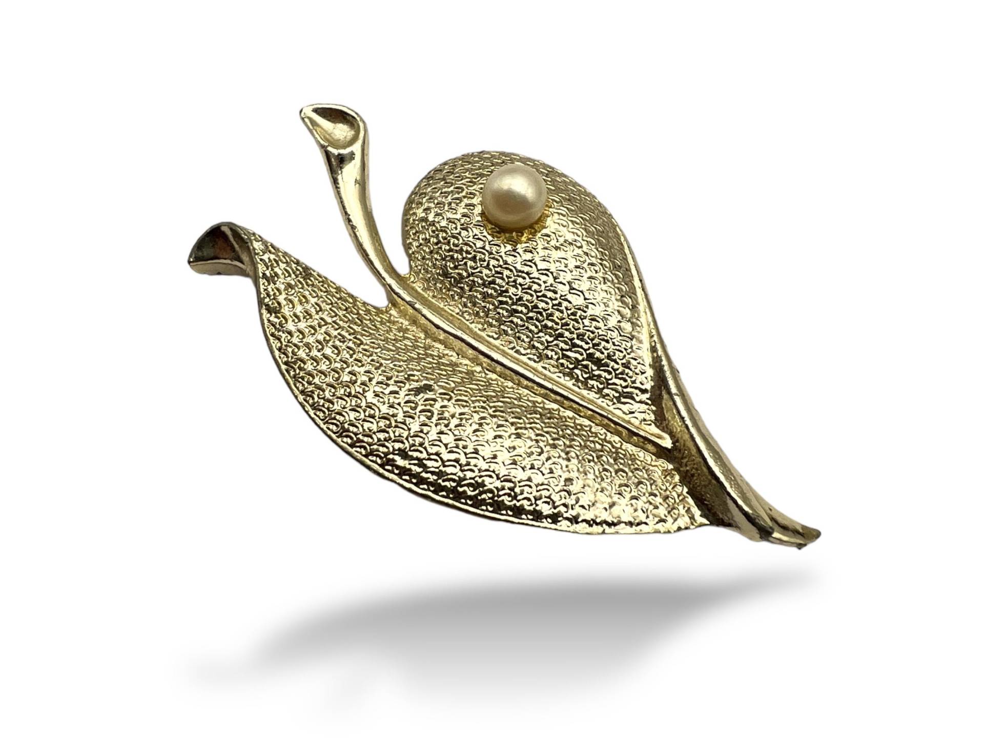 Naturliebhaber Blasser Gold Ton Strukturiertes Design Blatt Mit Herzform Pin Einzelperle - Art.748/6 von RAKcreations