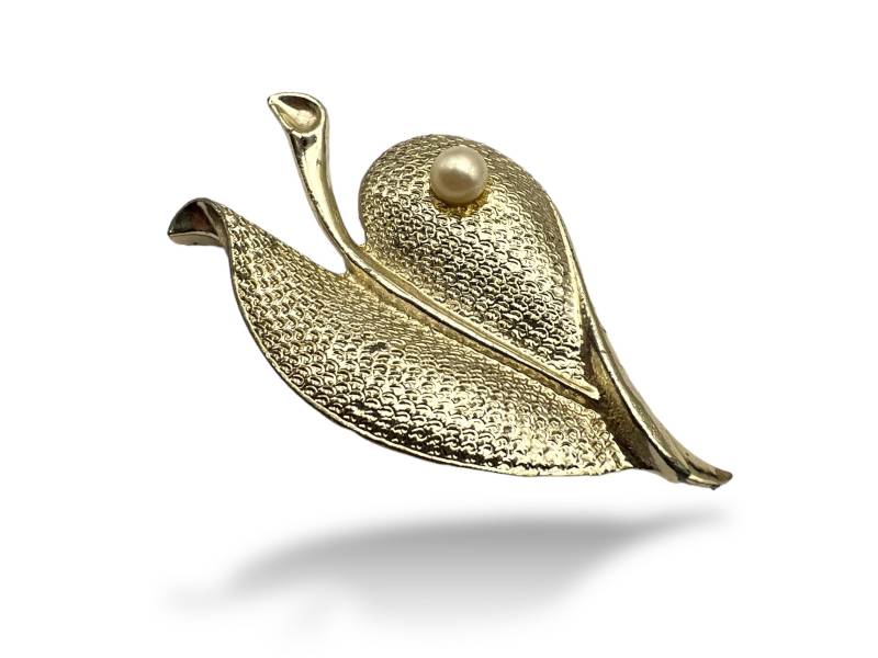 Naturliebhaber Blasser Gold Ton Strukturiertes Design Blatt Mit Herzform Pin Einzelperle - Art.748/6 von RAKcreations