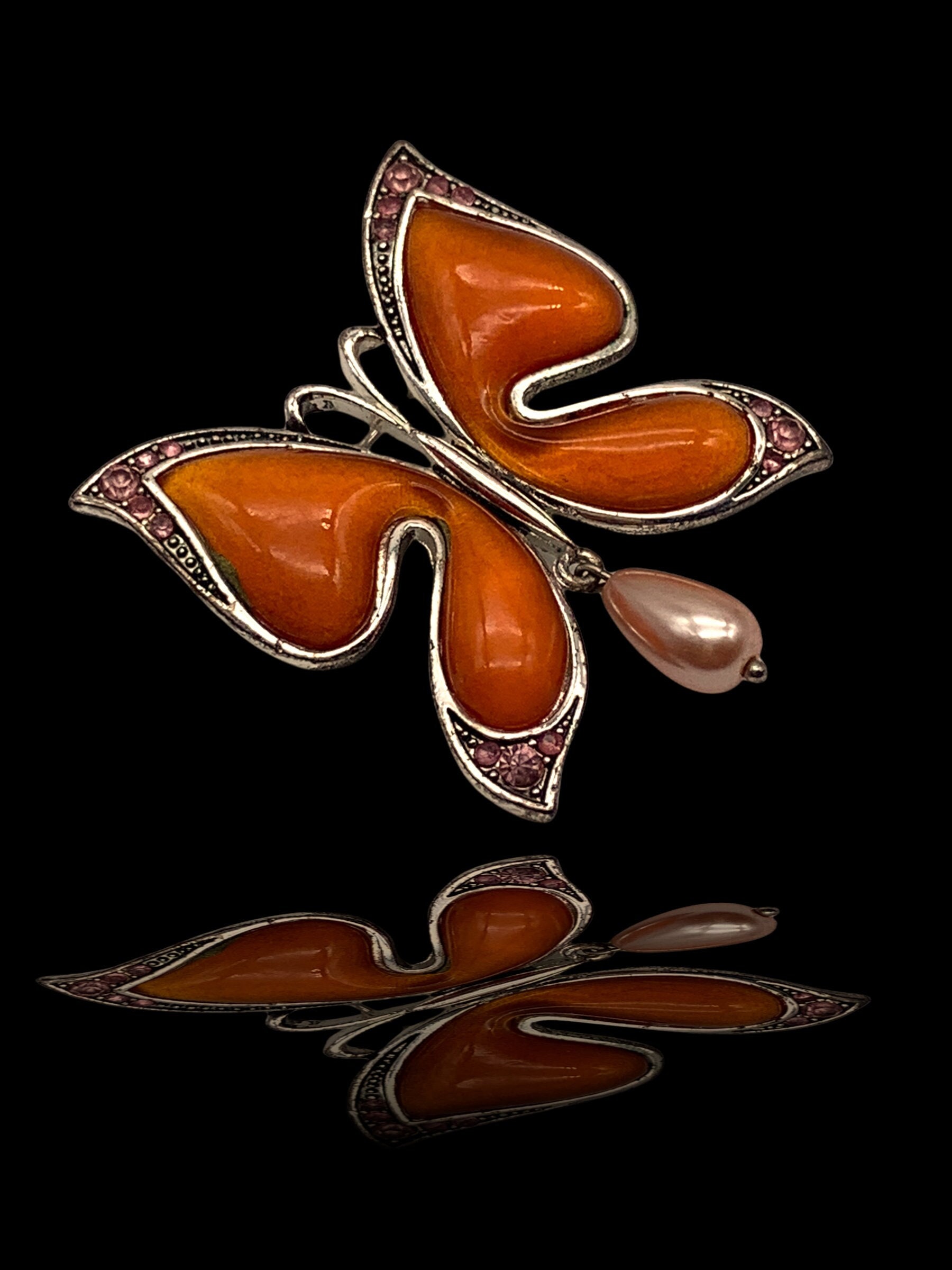 Schmetterling Perle Tropfen Baumeln 1960 Brosche Emaille Und Kristalle Feminine Mit Tollem Licht Art.246/3 von RAKcreations