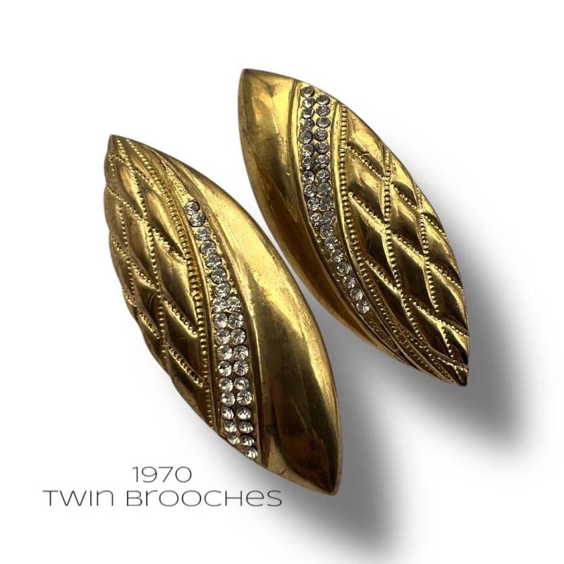 Schöne Große Mandelförmige Zwillings-Goldbroschen - Klare Strasssteine Und Ein Originaler Gesteppter Effekt Ende Der 1970Er Jahre 2 Stück Art.207 von RAKcreations