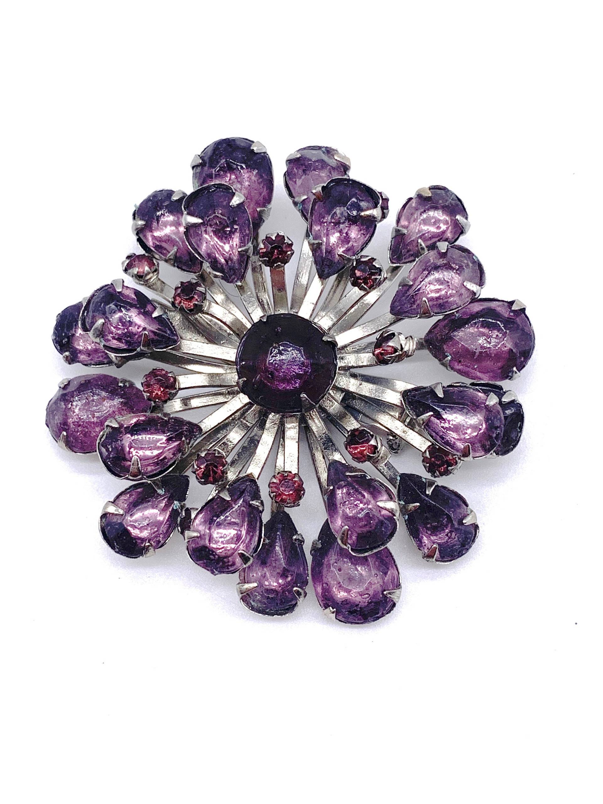 Schönes Geschichtetes Florales Sunburst Design, Kunstglas Amethyst Lila Violett Brosche - 1950Er Jahre Dimensional Spray Stones Art.779/2 von RAKcreations