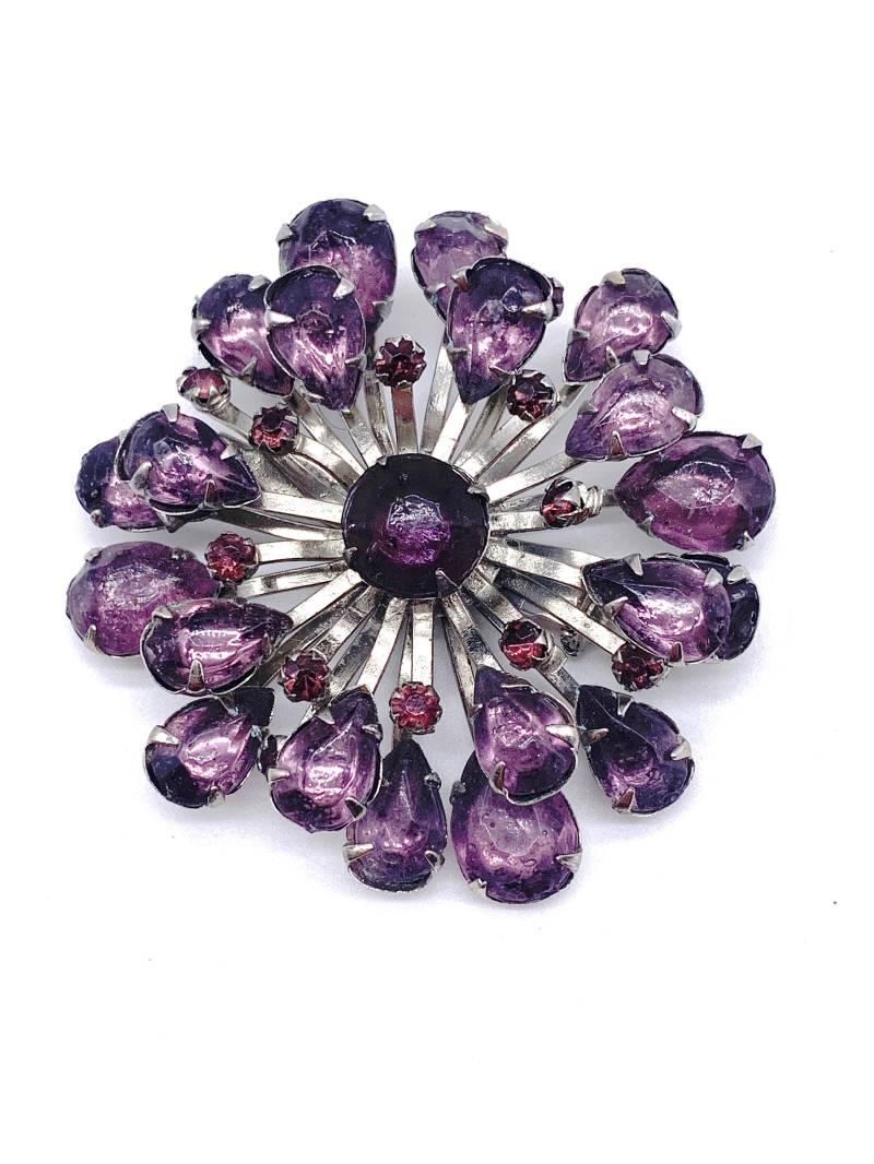 Schönes Geschichtetes Florales Sunburst Design, Kunstglas Amethyst Lila Violett Brosche - 1950Er Jahre Dimensional Spray Stones Art.779/2 von RAKcreations
