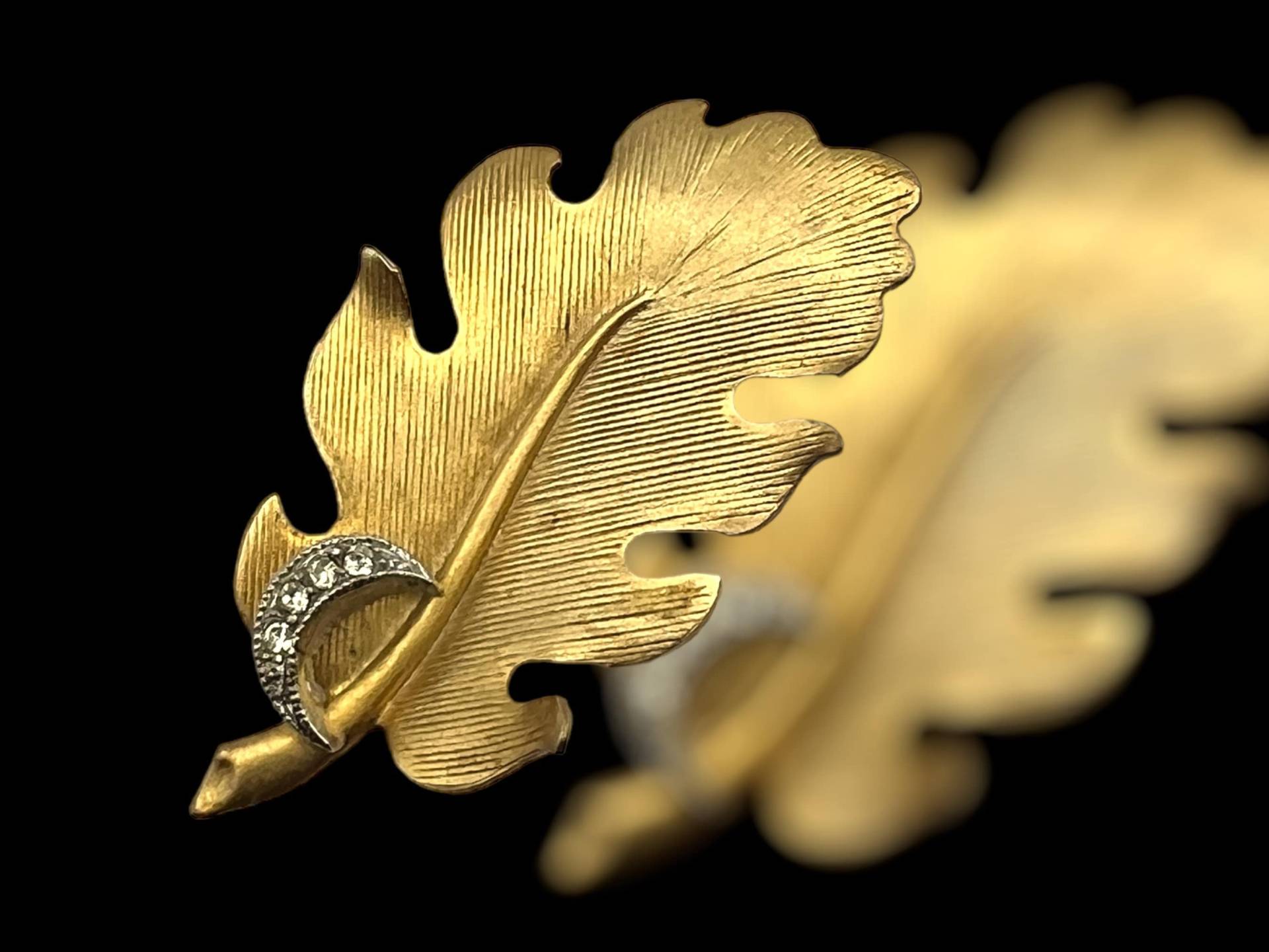 Sehr Schöne Eichenblatt Brosche Mit Mond - Vintage Gold Ton Herbst Glory Faux Diamant AkzentArt.165/3 von RAKcreations