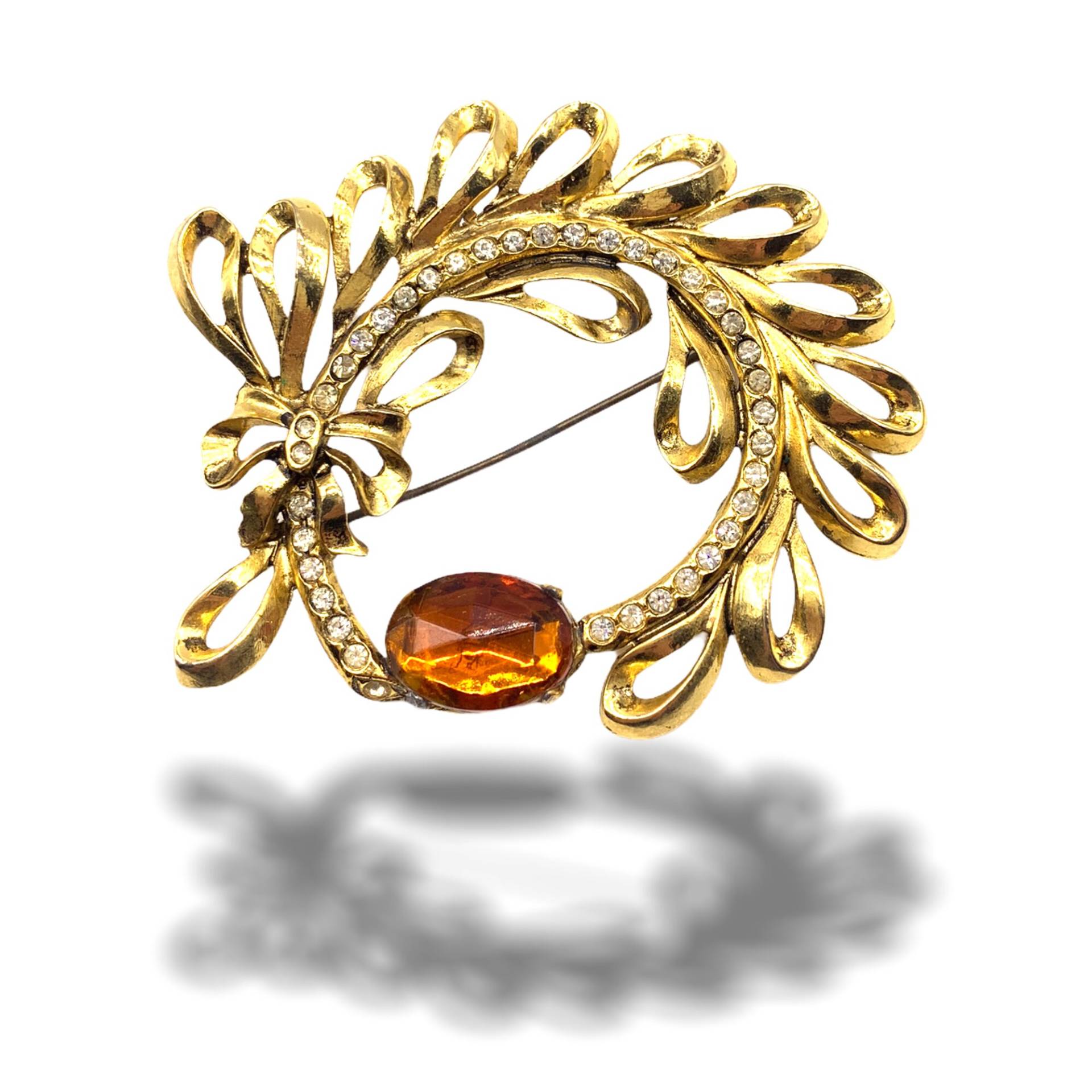 Vintage Blatt/Feder Brosche Mit Klaren Strasssteinen Und Bernsteinfarbenem Stein Schön Geschwungenes Luftiges Goldfarbenes Design - Art.123/5 von RAKcreations