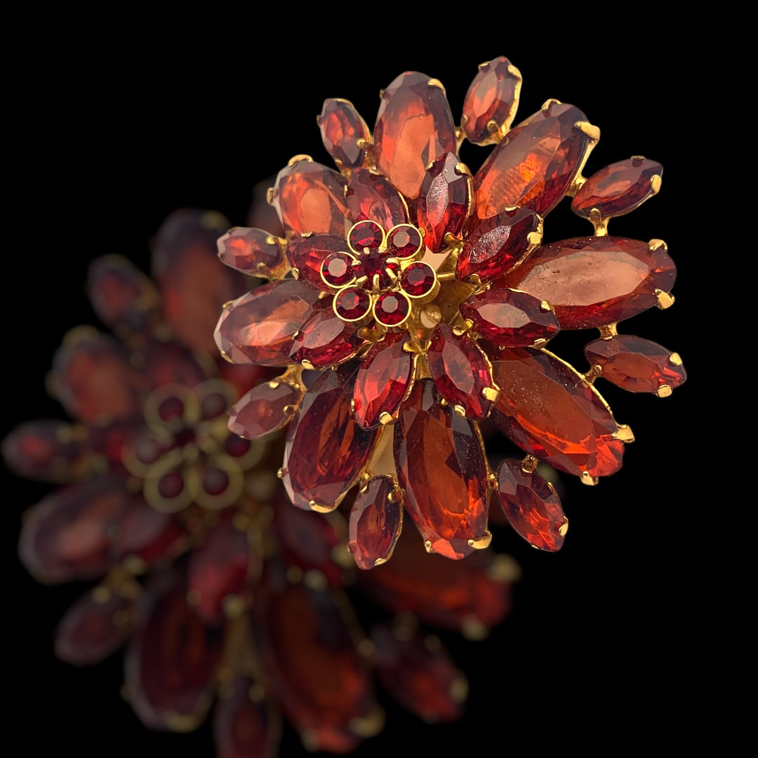 Vintage Kunst Rubinrot Glas Und Strass Blüten Brosche, 3 Schichten Aus Schillernden Unfolierten Steinen -50Er Jahre Unsigniert Wunderschöne - Art.469 von RAKcreations