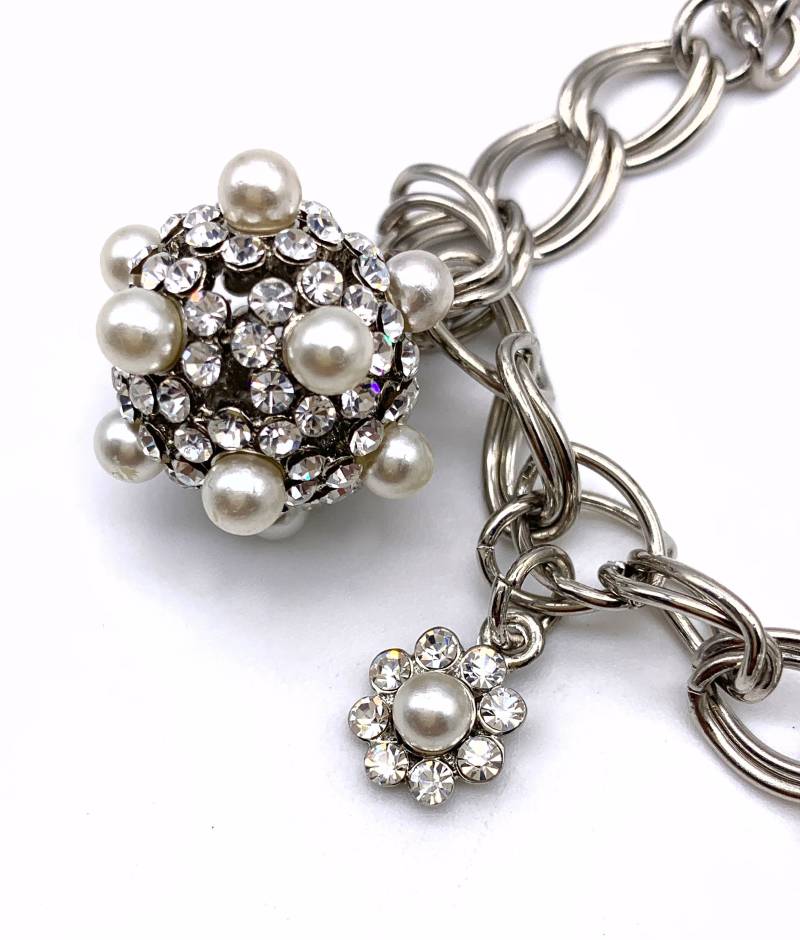 Vintage Simulierte Perlen Und Klare Rhinestones Bezaubern Baumelndes Silbernes Armband, Hochzeitsschmuck Garantierte Eleganz-Art.716 Vintage Simulierte Perlen Und Klare Rhinestones Bezaubern Baumelndes Silbernes Armband, Hochzeitsschmuck Garantierte Eleganz-Art.716 von RAKcreations