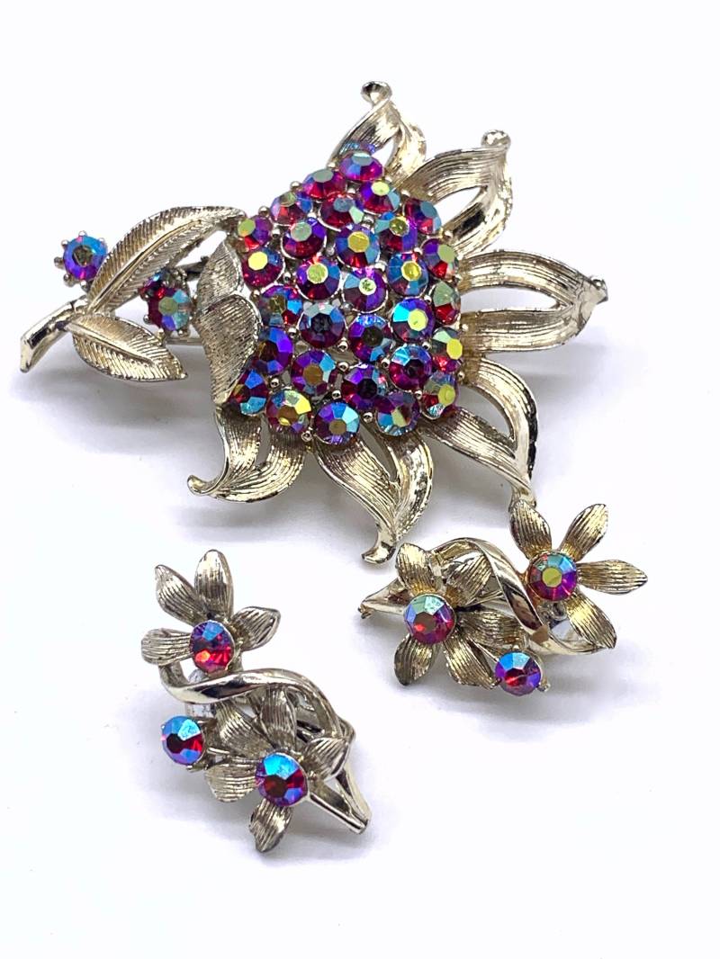 Wunderschöne Demi Parure Von Coro , 1950 -Buch Stück -Schöne Rubin Kristall Pfau - Ohrringe Und Brosche Set.-Art.824/2 Wunderschöne Demi Parure Von Coro , 1950 -Buch Stück -Schöne Rubin Kristall Pfau - Ohrringe Und Brosche Set.-Art.824/2 von RAKcreations