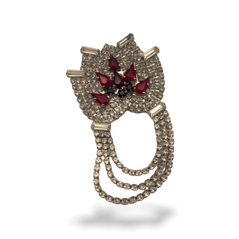 Wunderschöne Diamante Brosche - Festoon Stil Pin Vollständig Mit Klaren Strasssteinen Besetzt Und Rubinrotem Brennpunkt -Art.98/5 von RAKcreations