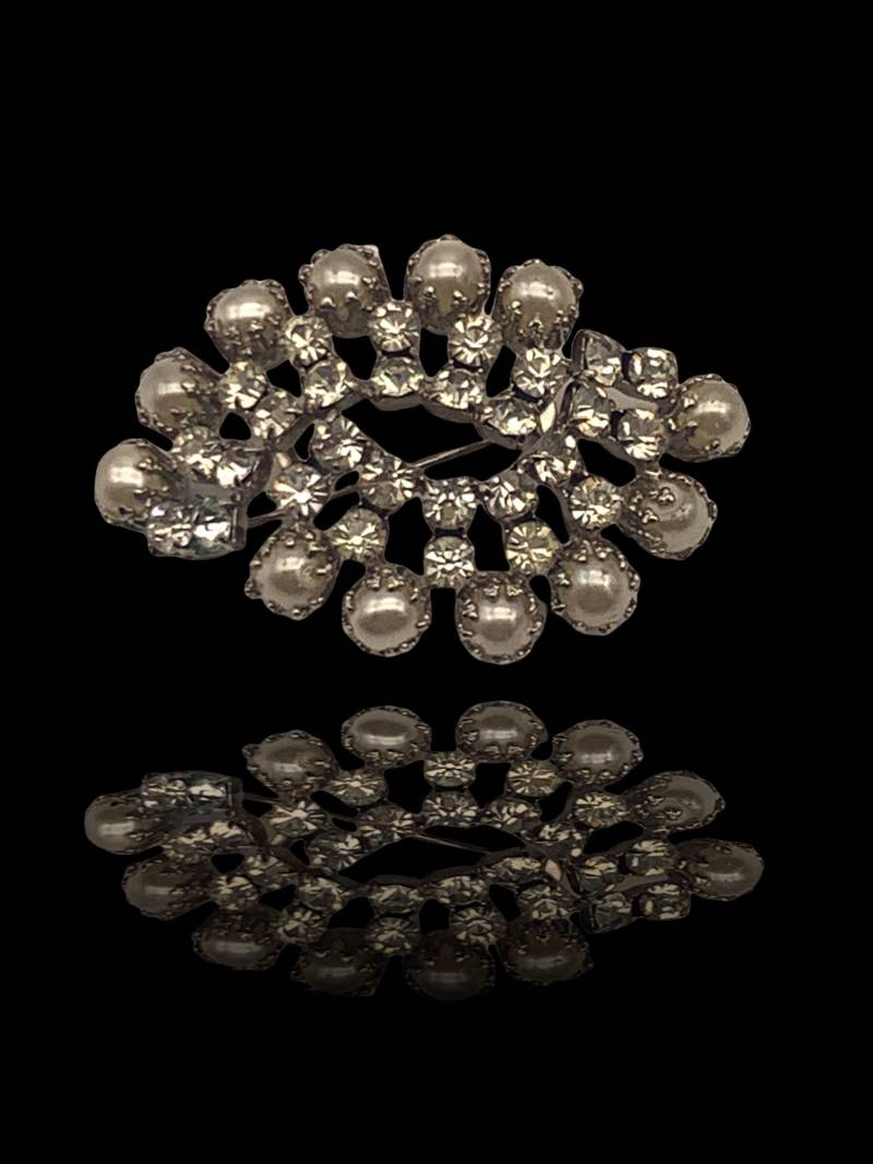 Wunderschöne Künstliche Perlen Und Glitzernde Strass-Braut-Brosche - Anfang 1950Er Jahre Schmuck Unsigniert. Alter Hochzeitsschmuck Art.439/4 Wunderschöne Künstliche Perlen Und Glitzernde Strass-Braut-Brosche - Anfang 1950Er Jahre Schmuck Unsigniert. Alter Hochzeitsschmuck Art.439/4 von RAKcreations