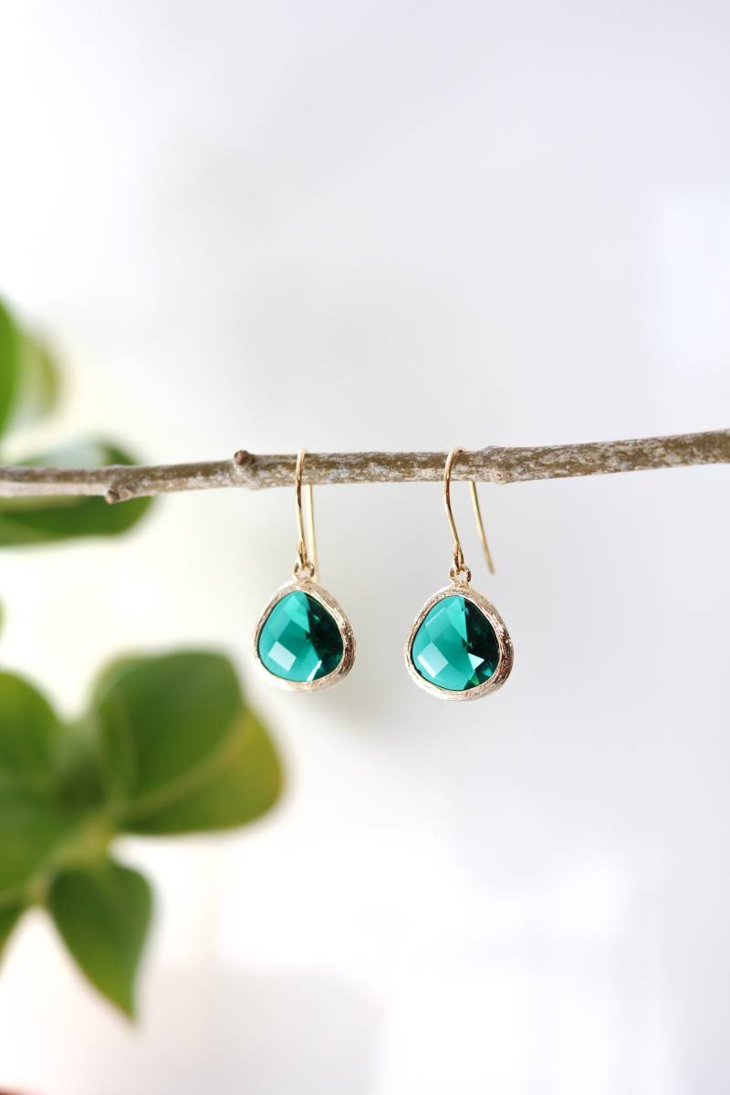 Smaragdglas Ohrringe - Gold Baumeln Grüne Stein Tropfen Birthstone von RAREVE