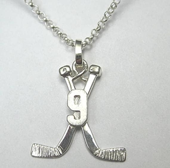 Benutzerdefinierte Gekreuzte Hockeyschläger Anhänger Mit Jersey Nummer Ihrer Wahl | ##ss08854 - 1 " von RARUCOM