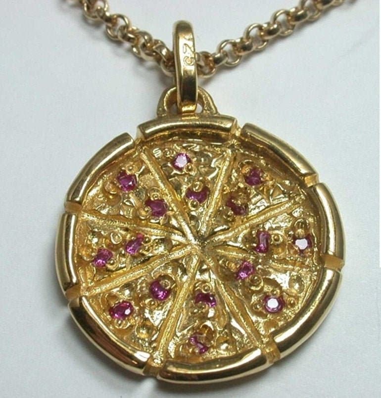 Rund Pizza Anhänger Mit 2mm Runden Imitation Roten Steinen - 2 Größen | Ss03897 von RARUCOM