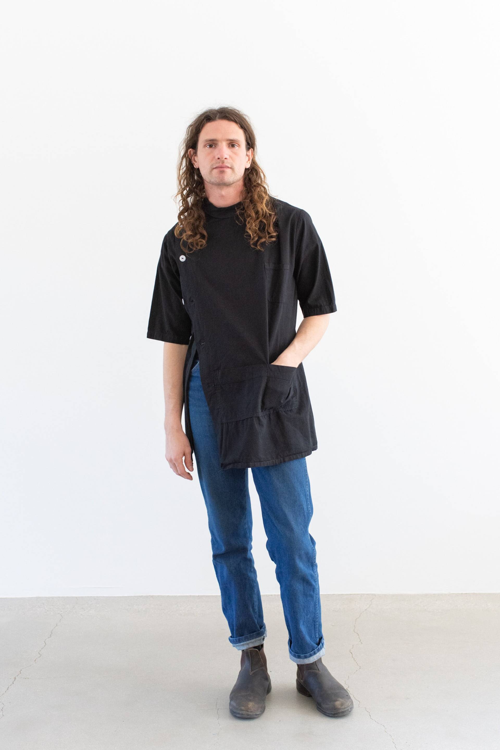 Der Walwin Smock in Schwarz | Vintage Overdye Side Button Maler Hemd Unisex Kurzarm Studio Tunika Künstler Kittel S M L von RAWSONSTUDIO