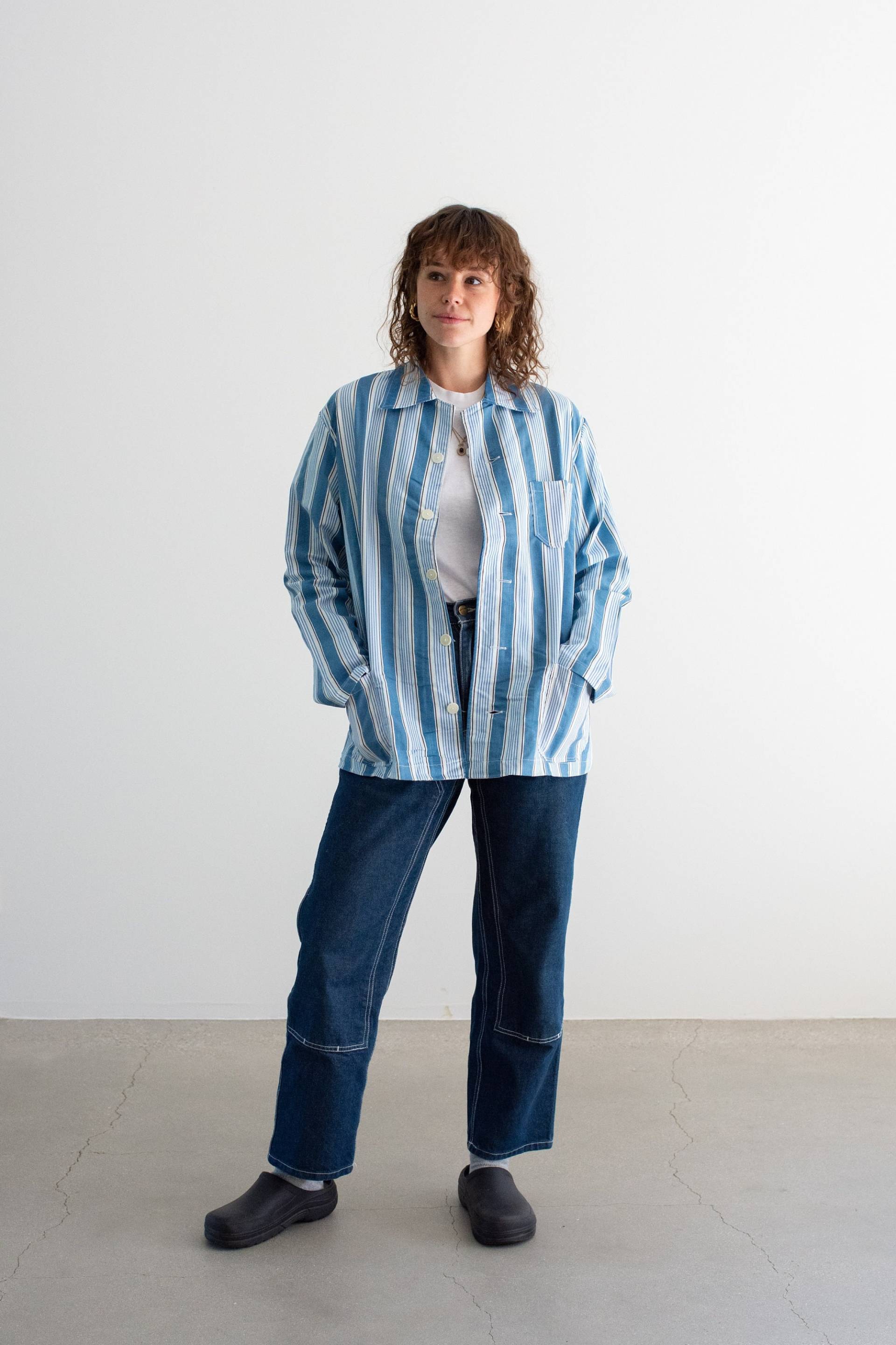 Vintage Blau Weiß Gestreifte Hemdjacke | Unisex Flanell-streifen-Baumwoll-Pyjama-Hausarbeitsmantel M Sj019 von RAWSONSTUDIO