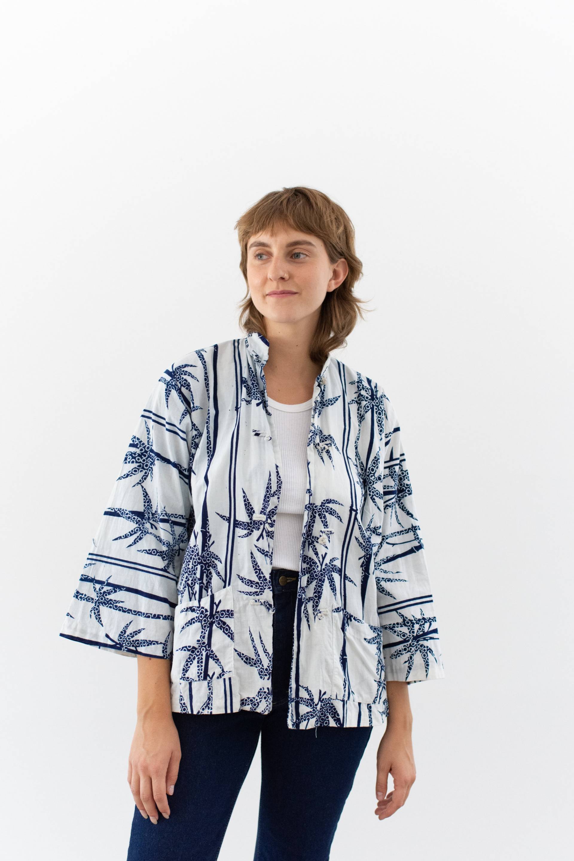 Wickelrobe Aus Baumwolle Im Vintage-stil in Weiß, Blau, Indigo-Bambus-Print | Knotenverschluss S M von RAWSONSTUDIO