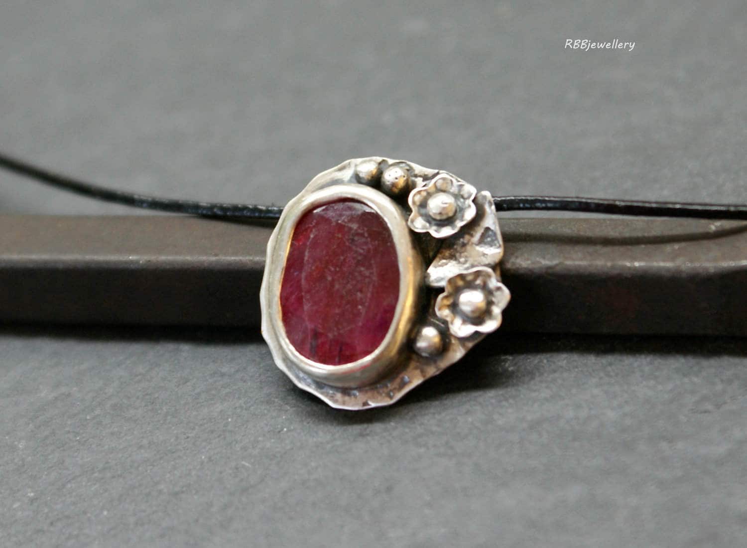 Rubin Sterling Silber Lederband Anhänger Halskette Rubin Sterling Silber Lederband Anhänger Halskette von RBBcuriosities