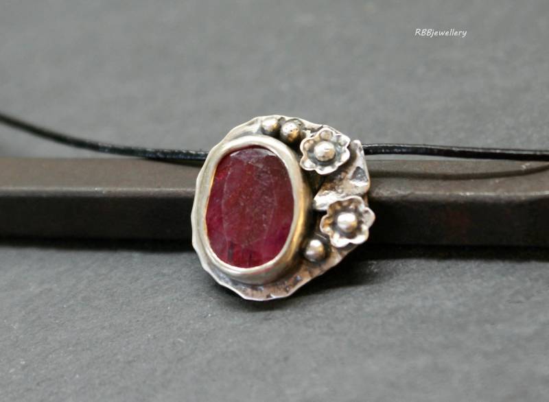 Rubin Sterling Silber Lederband Anhänger Halskette Rubin Sterling Silber Lederband Anhänger Halskette von RBBcuriosities