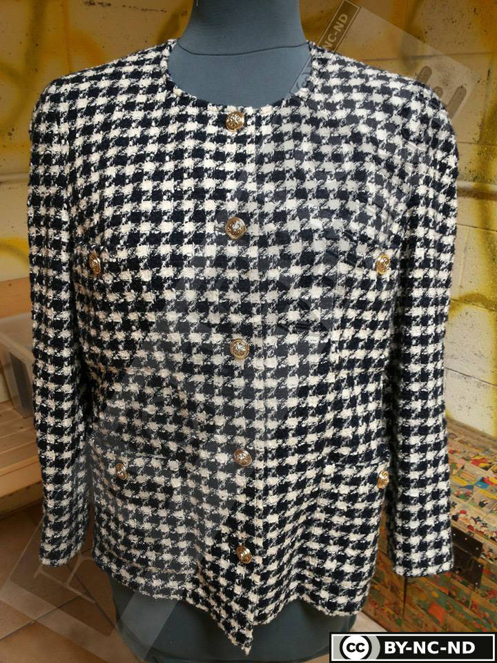 Giacca in Lana Anni "80, Fantasia Pied-De-Poule Colore Blue Und Bianco Mit Tasche Blumentopf Auf Dem Boden Giacca in Lana Anni "80, Fantasia Pied-De-Poule Colore Blue Und Bianco Mit Tasche Blumentopf Auf Dem Boden von RCClo