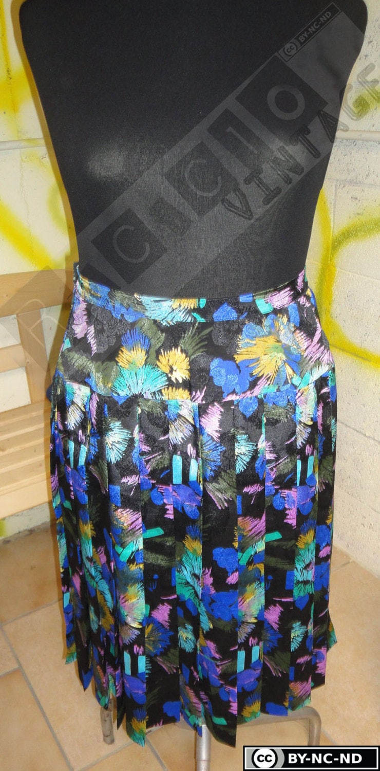 Gonna A Pieghe Multicolor Anni "80 Con Motivo Floreale E Zip Sul Fianco. Lunghezza Sotto Al Ginocchio Gonna A Pieghe Multicolor Anni "80 Con Motivo Floreale E Zip Sul Fianco. Lunghezza Sotto Al Ginocchio von RCClo