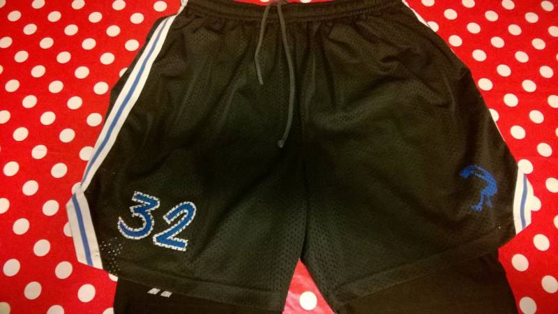 Original 90Er Jahrgang Reebok Korb Bermuda - Shorts. Farben Schwarz Und Blau. Mit Stulpen von RCClo