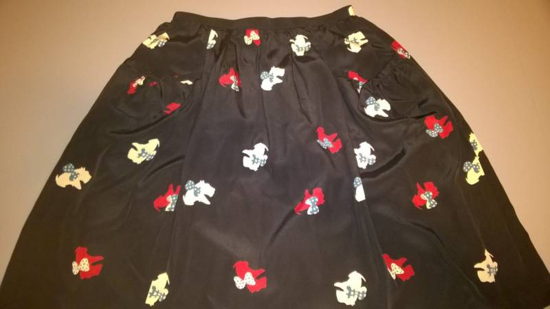 Vintage 90Er Jahre Handmade Ausgestellter Rock Mit Retro-Hunde-Muster. Taschen Schleifchen. Knie-Länge. Farbe Blau, Rot Und Weiß Vintage 90Er Jahre Handmade Ausgestellter Rock Mit Retro-Hunde-Muster. Taschen Schleifchen. Knie-Länge. Farbe Blau, Rot Und Weiß von RCClo