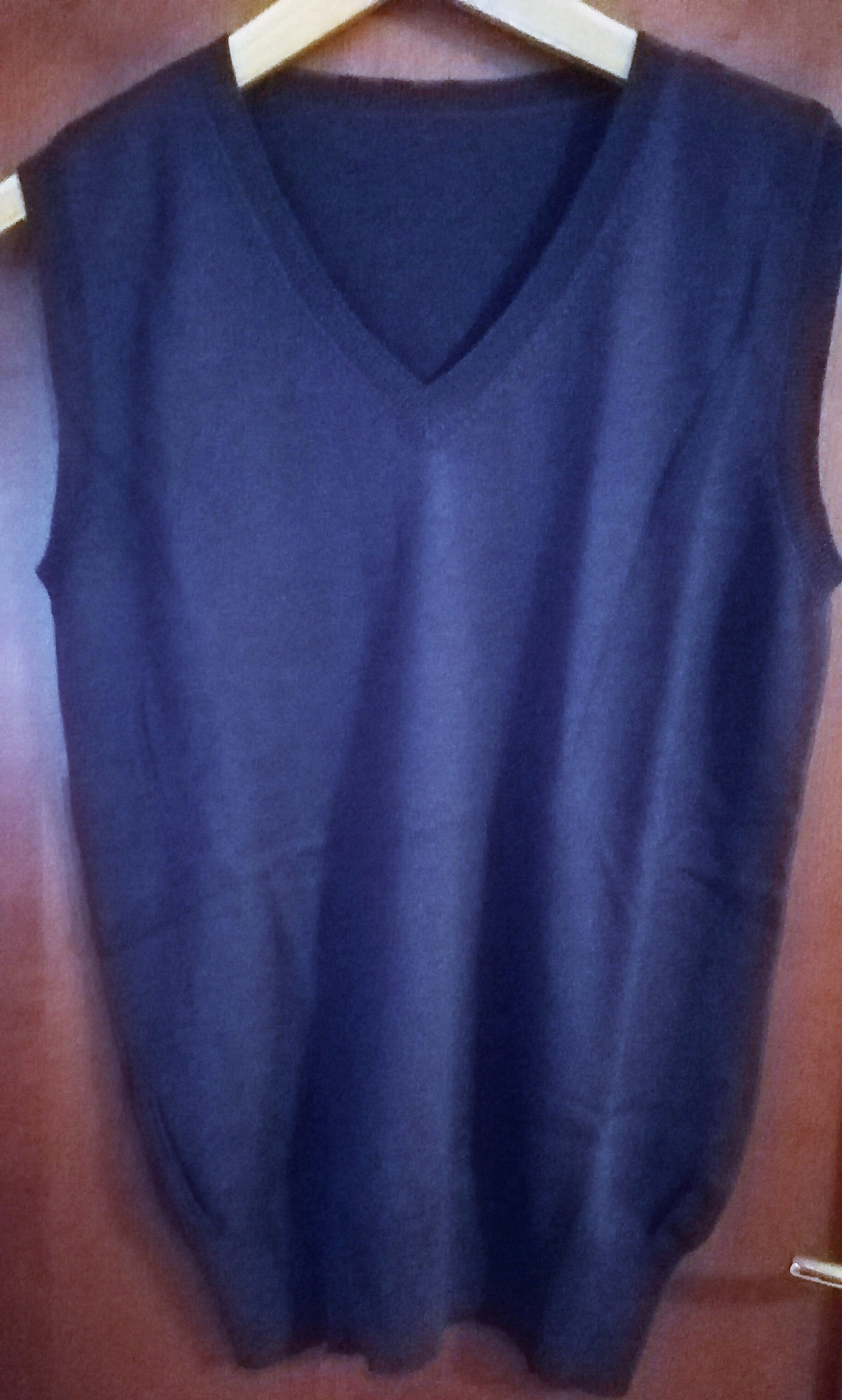 Vintage 90Er Mann Pullover, V-Ausschnitt, Ärmellos, Farbe Lila Mit Auf Der Rückseite Geschrieben von RCClo