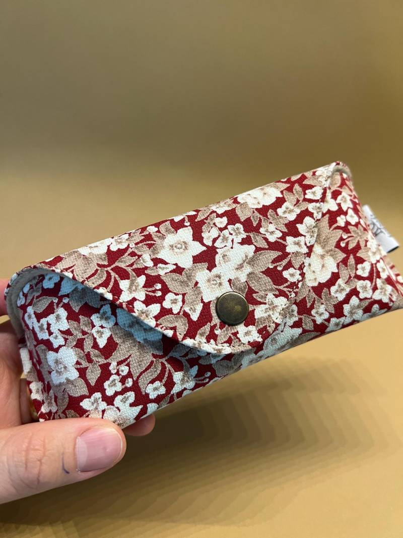 Brillenetui, Sonnenbrillenetui, Brillenetui Hartschale, Schutztasche, Lesebrillenetui, Blumenmuster, Geschenk, Dunkelrot, Bordeaux Rot von RChandmadeKerpen