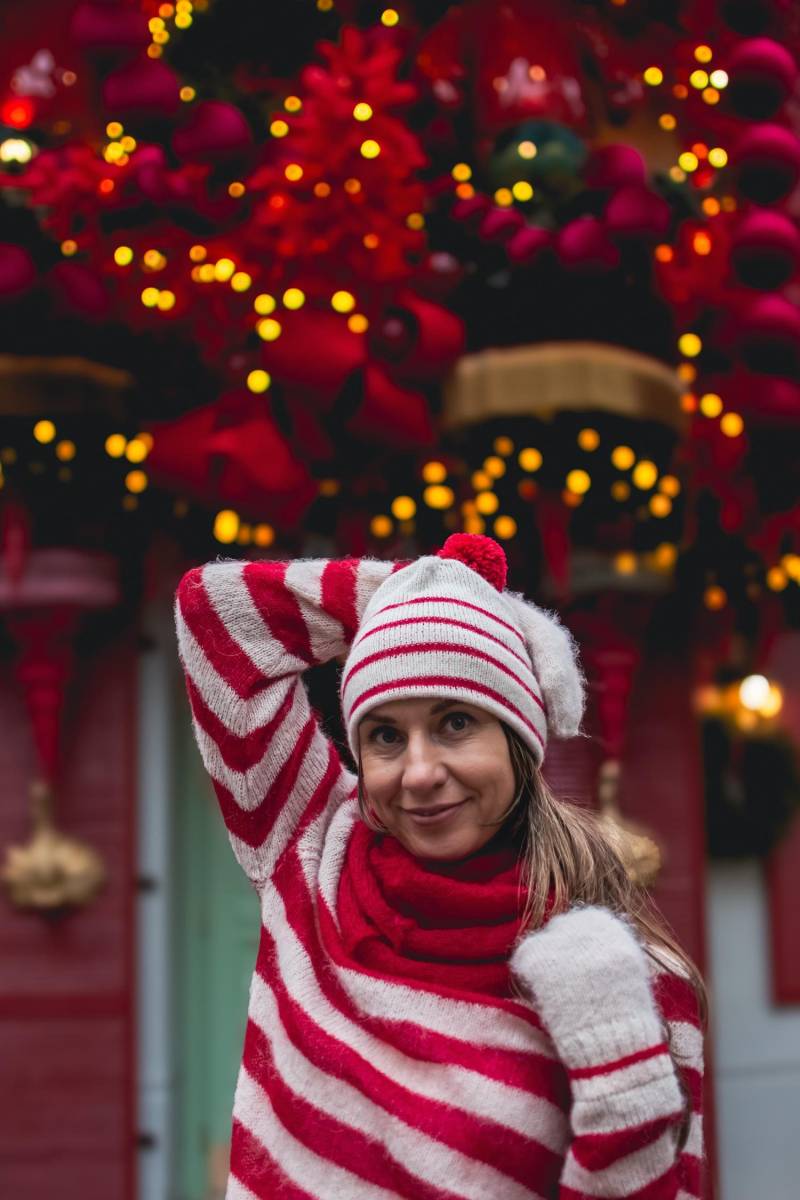 Rot-Weiß Gestreifte Alpaka Weihnachtsmütze Gestricktes Winter Accessoire von RDesignStore