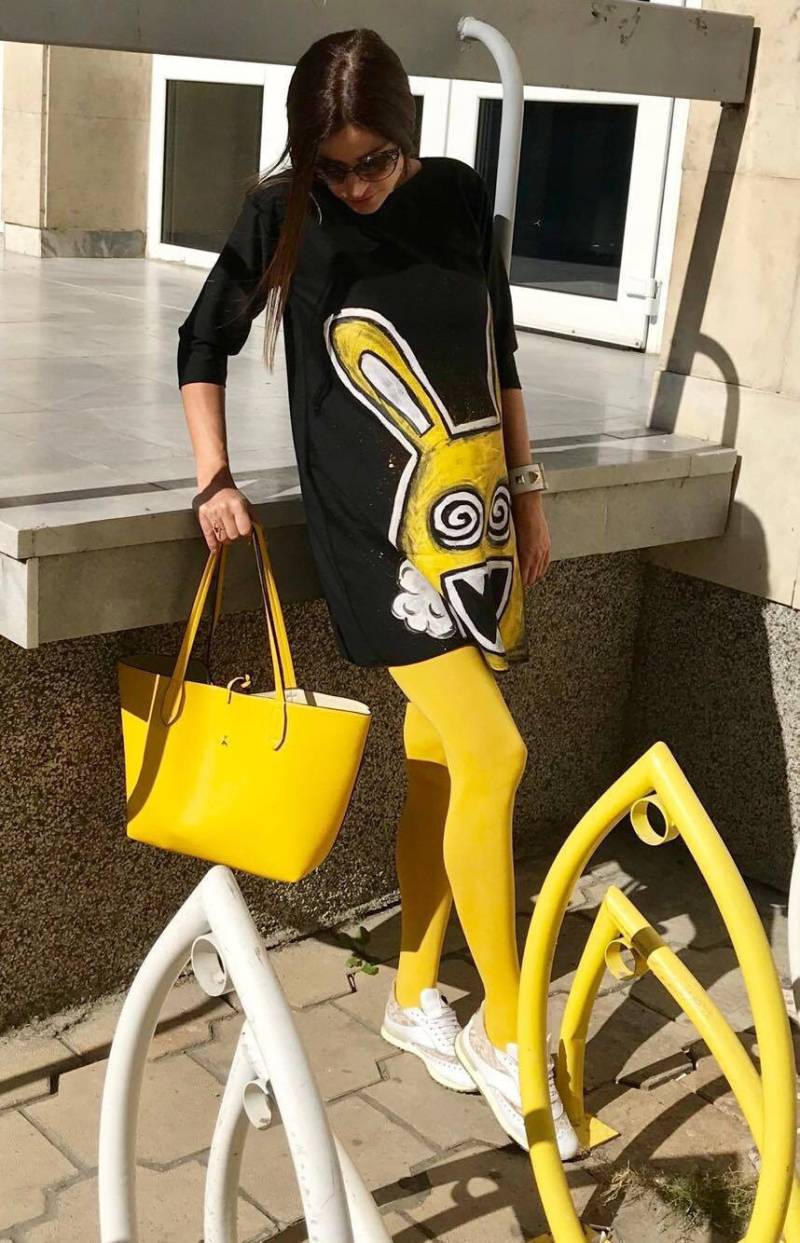 Handbemalte Schwarze Baumwolle Tunika Kleid Gelbe Kaninchen Design von REBELLYANN