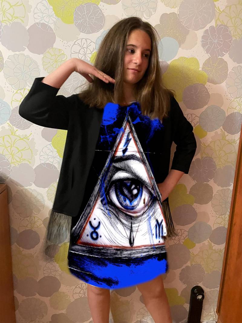 Illuminati Eye Schwarzes Kurzes Gothic Kleid Mit Pyramide Digitaldruck Nach Tuschezeichnung von REBELLYANN