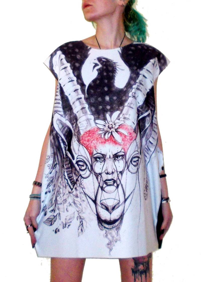 Kleid Mit Art Print Forest Fantasy Pagan Gesicht Einer Steinbock-Ziege Und Phoenix von REBELLYANN