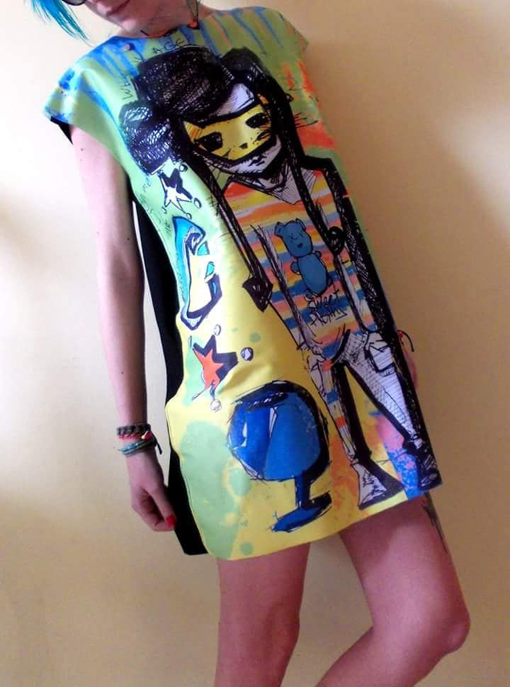 Kleid Tunika Mit Bunten Art Graffiti Print Mädchen Im Pyjama von REBELLYANN