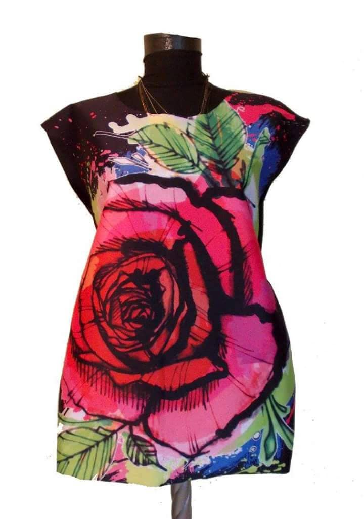 Kleines Schwarzes Kleid Tunika Mit Big Rose Print von REBELLYANN